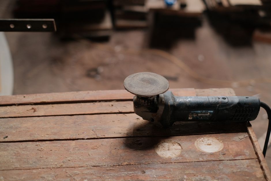 Brušenje hrastove plošče
